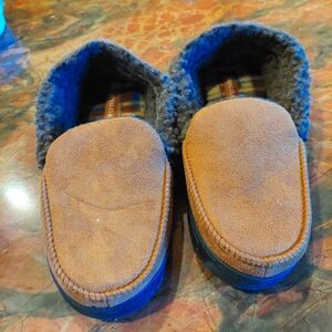 NEW  Royal class slippers, brown outside, fur inside. Size 9/10